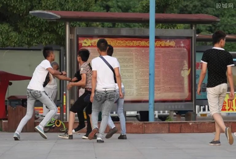 男子被当人贩暴打 遭多名男子殴打致头部多处骨折