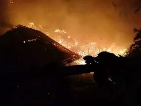 百年壮寨毁于火海怎么回事?＂壮寨楷模＂毁于火