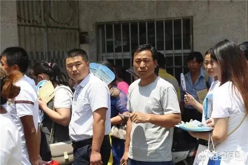 武汉双胞胎姐妹错拿对方准考证而又不在同一考场，交警帮助姐妹换证，对此你怎么看？