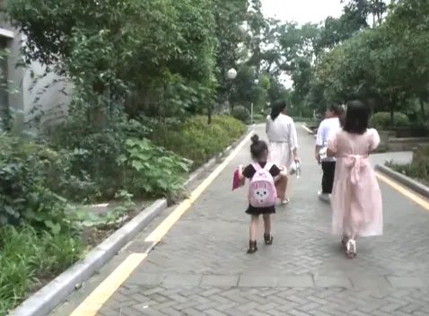 四川一居民楼上飞下棒球棒砸中孕妇无人承认,此事取证难在哪?