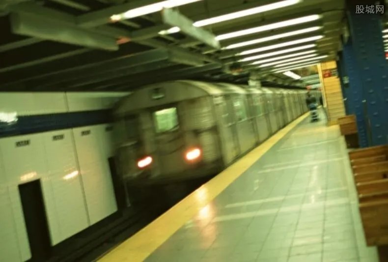 地铁偷拍女乘客裙底 色狼被抓个现行已拘留