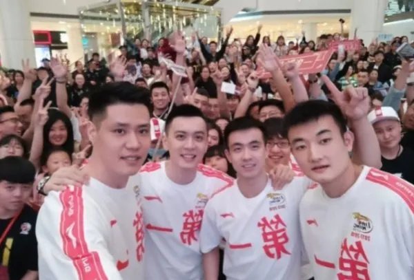 赵继伟晒4少合影郭艾伦为何被称