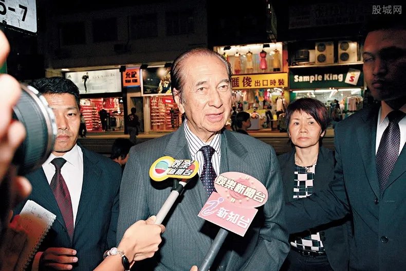 澳门赌王何鸿燊去世是谣言 传花巨资七星灯续命