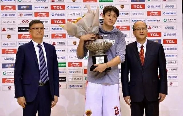 丁彦雨航获颁发MVP奖杯了吗？