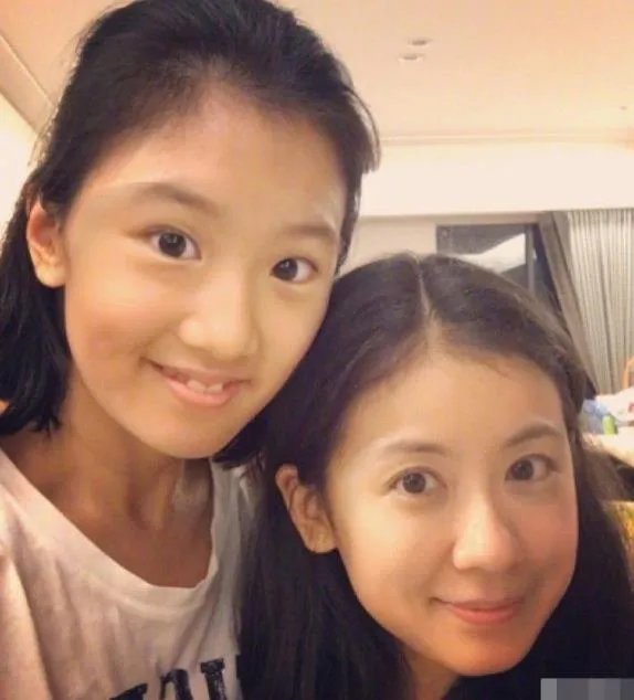 贾静雯首晒梧桐妹正面照：直接避开了贾静雯的基因