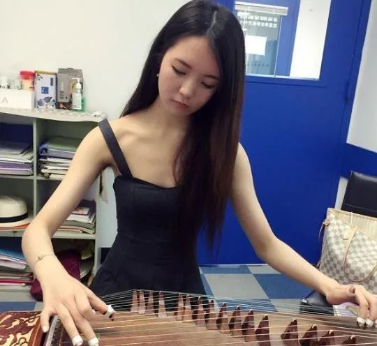 95后萌妹佛系暑假:林舟瑾长相清纯身材好(图)