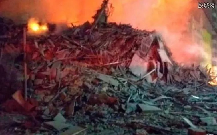 巴西大楼起火坍塌 现场画面曝光损失十分惨重