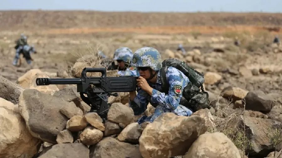 吉布提基地官兵外出全装训练场景是怎样的？