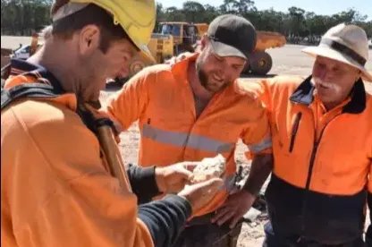 澳大利亚淘金客挖出两块黄金，我们也可以去当地挖黄金吗？