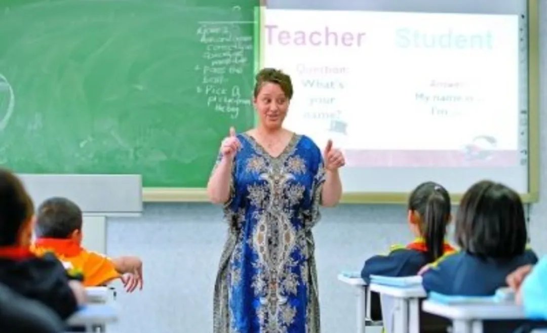 学生考满分老师亲自为他喂饭，你对这件事有何看法？