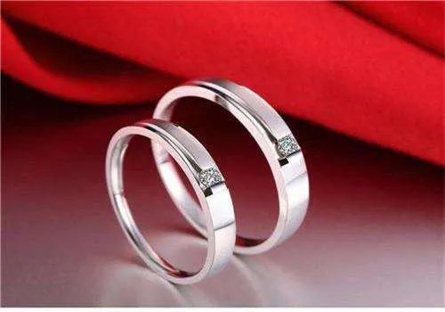 女人右手中指戴戒指的含义 左右手佩戴各代表什么