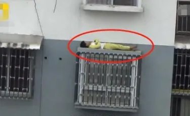 男孩睡5楼防盗网原因是什么?