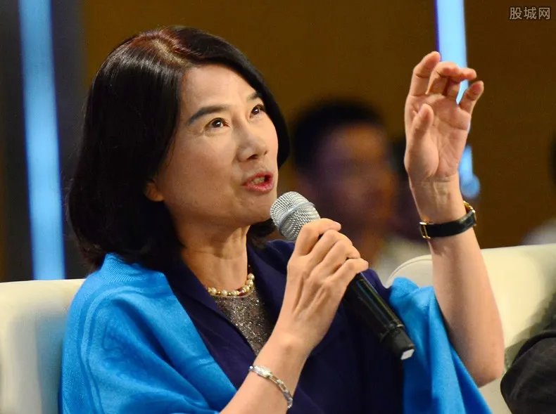 格力手机卖16部 董明珠这下尴尬死了