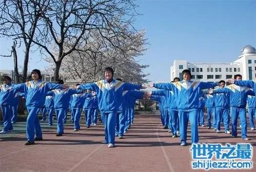 中国丑到爆的奇葩校服,这个校服令学生恐惧。