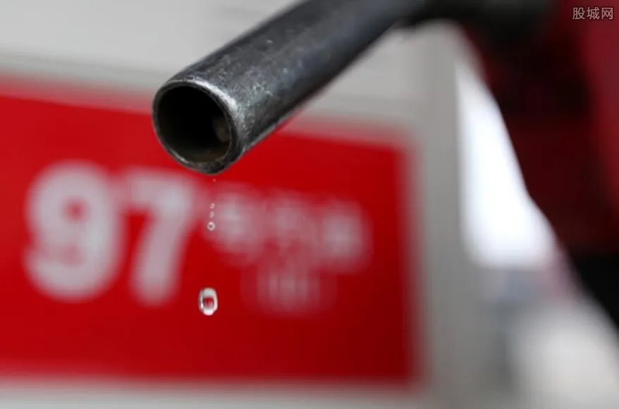 国内成品油价格下调加一箱少花9元 年内首降终于来了