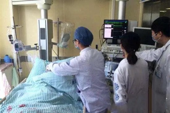 31岁小伙疑因吃隔夜菜失明瘫痪,为何总有人不在乎吃剩菜?