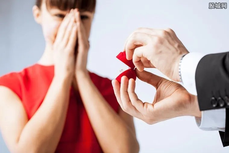 人大厨师求婚成功 花3万请师生免费喝胡辣汤