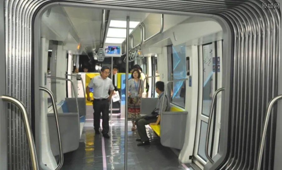 低头族摔伤索赔 地铁公司赔偿称“怪我咯”