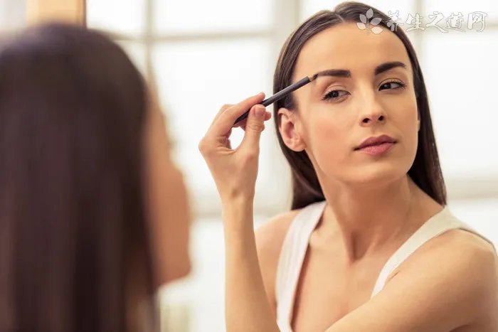 试戴手镯摔碎吓晕  戴翡翠手镯的注意事项