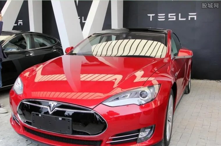 特斯拉撞入健身房 揭汽车突然失控真实原因令人惶恐