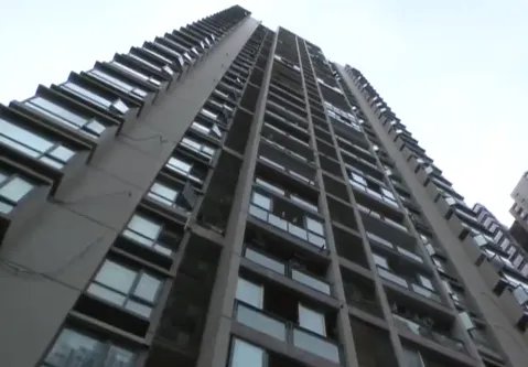 四川一居民楼上飞下棒球棒砸中孕妇无人承认,此事取证难在哪?