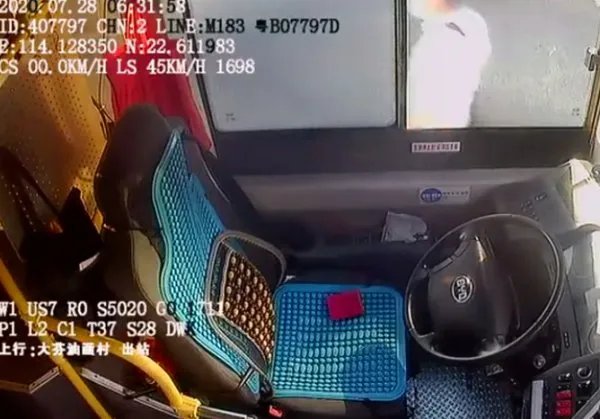 公交司机低头捡东西碾死行人，事情的原委是怎么样的？