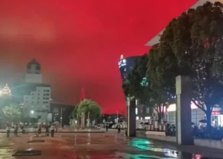 福州街头现漫天红光，这是如何形成的？
