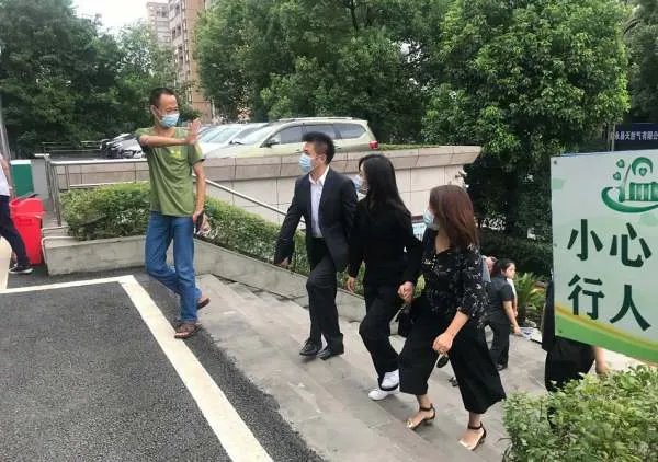 谭松韵庭审哽咽发言，你如何看待这件事？