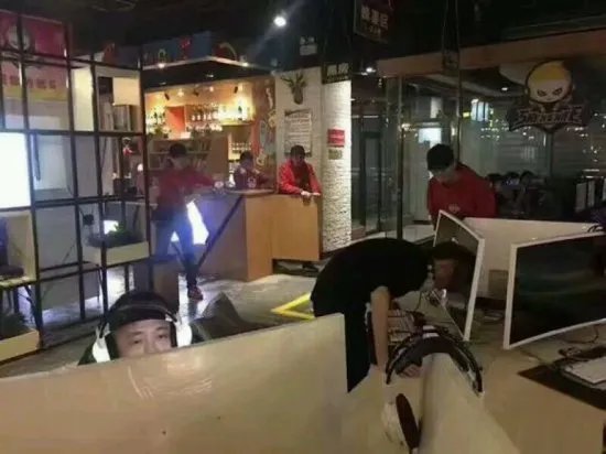 玩家太意气用事 因队友坑撞显示屏