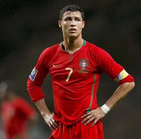 c罗花边新闻大汇总 似乎总与梅西“作对”