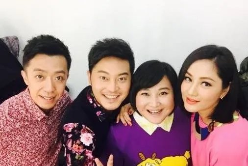 黄晓明晒与家人过年照,你和你的家人是如何过年的?