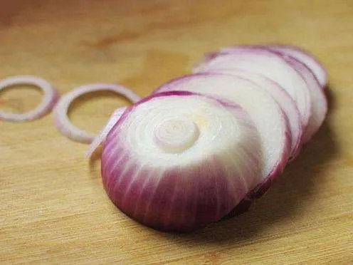 洋葱放入耳朵一夜奇迹出现了（图）