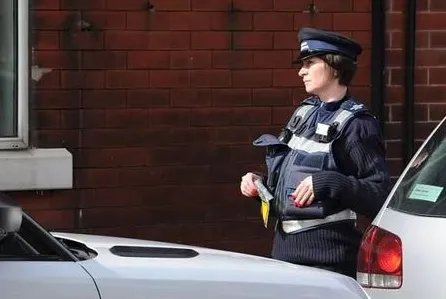 桑切斯因何违停而被罚款？