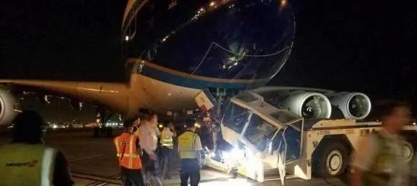 南航回应剐蹭拖车 是美方拖车操作失误