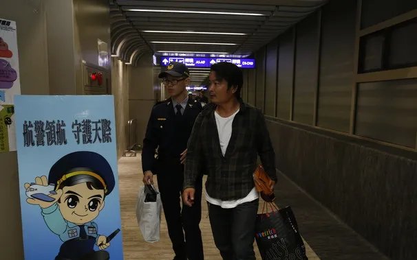 日本乘客飞机上耍酒疯袭空姐怎么处置的？