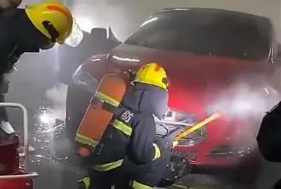 广州一特斯拉疑自燃 原因未知(荔枝副总裁车被波及)