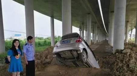 开导航驾车进水沟是怎么回事？