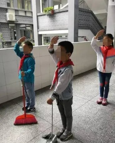 小学生迟到遇奏国歌立雨中敬礼？