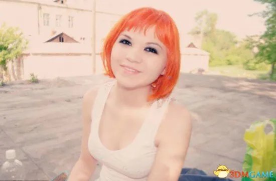 女生太美迫喝泥水 嫉妒之心让俄罗斯少女变魔鬼