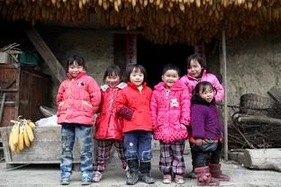 黄晓明晒与家人过年照,你和你的家人是如何过年的?