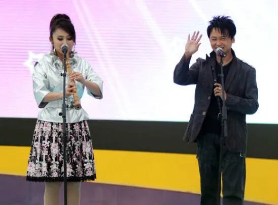 曾格格冯晓泉的组合名字是什么？ 中国古典笛子吹响获赞多