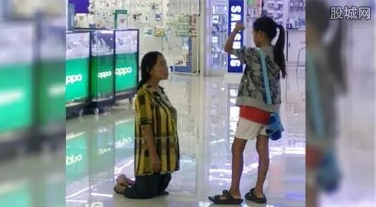 母亲跪求别买iPhone 女儿大庭广众下斥责妈妈