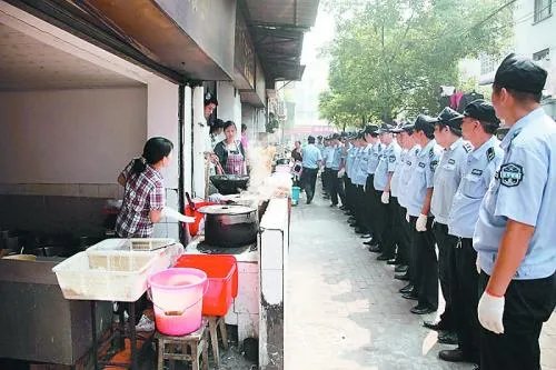 警方通报城管追打女商贩被砍伤，此事的原委是什么？