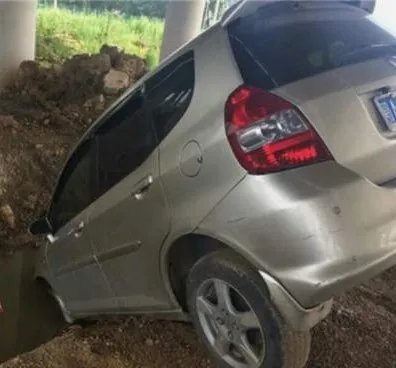 开导航驾车进水沟是怎么回事？