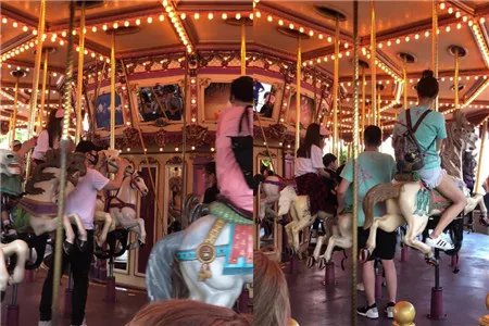 遇黄晓明游迪士尼 微博晒父母旅游照片