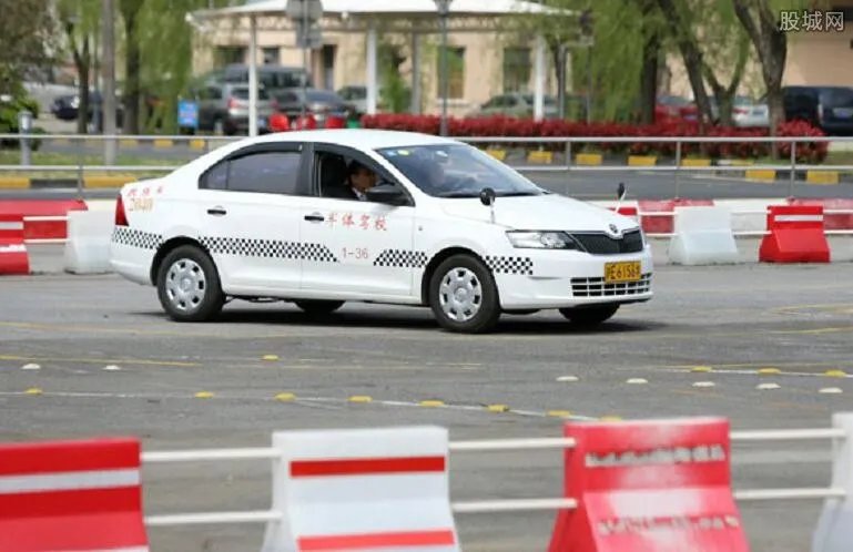 篡改驾驶培训学时 34人获利总金额达1597万余元