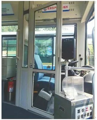 公交司机提醒乘客刷卡被打车队怎么处理的？