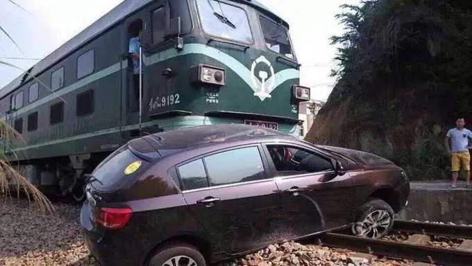 哈市火车轿车剐碰，责任在于谁？