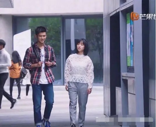 沈月未修图集体脱粉照片曝光又矮大象腿 未修图女明星图片太吓人