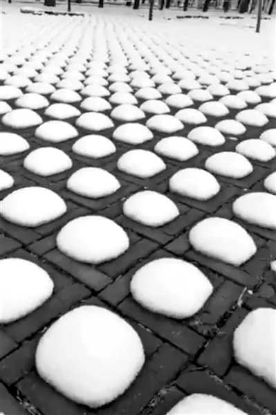 哪里的停车场现雪馒头？